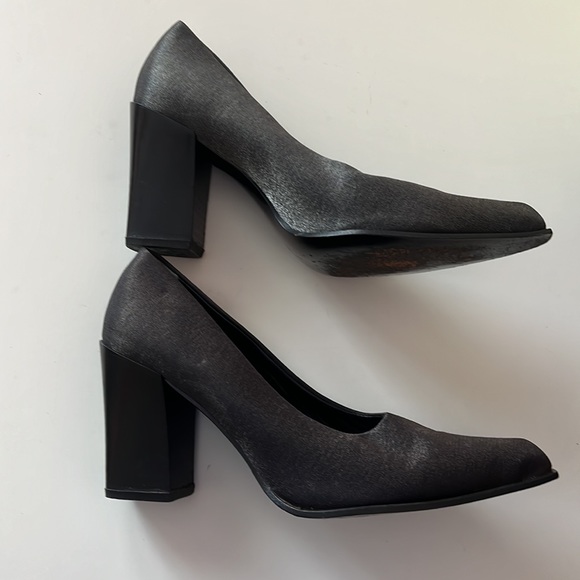 Donald J Pliner gold/ black shiny block heel pumps - Picture 2 of 7